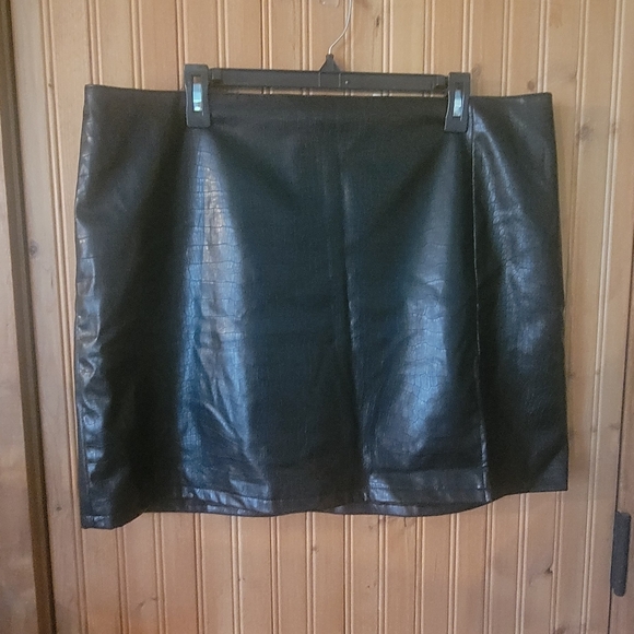 Faux leather plus size 18 mini skirt with slit - Picture 3 of 5